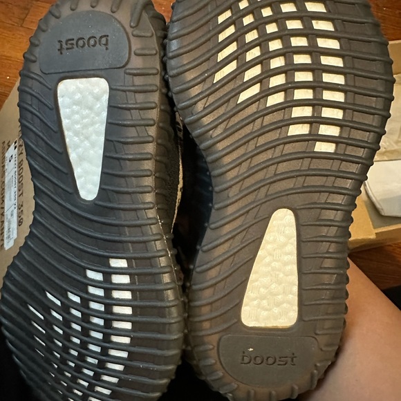 YEEZY BOOST V2 BY9611 - Picture 3 of 4